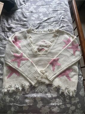 Women's Cream Star Pattern Fringe V-Neck Sweater - Pink Stars